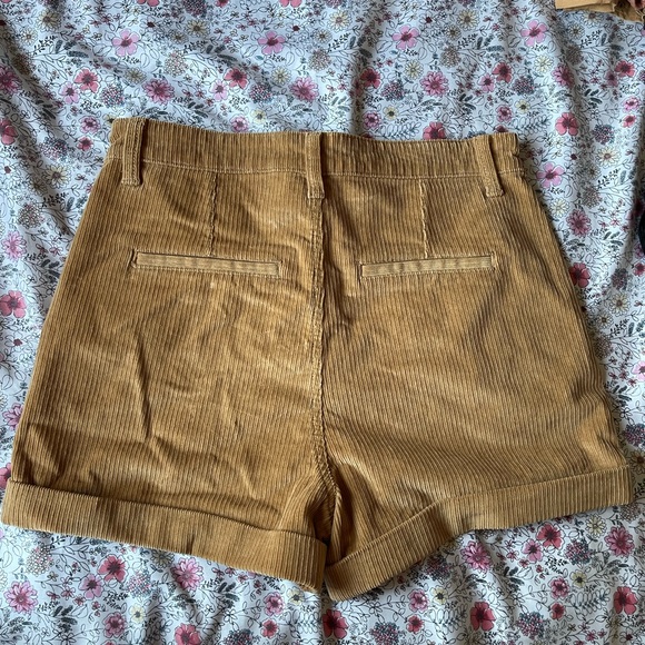 High waisted corduroy shorts. - Picture 3 of 4